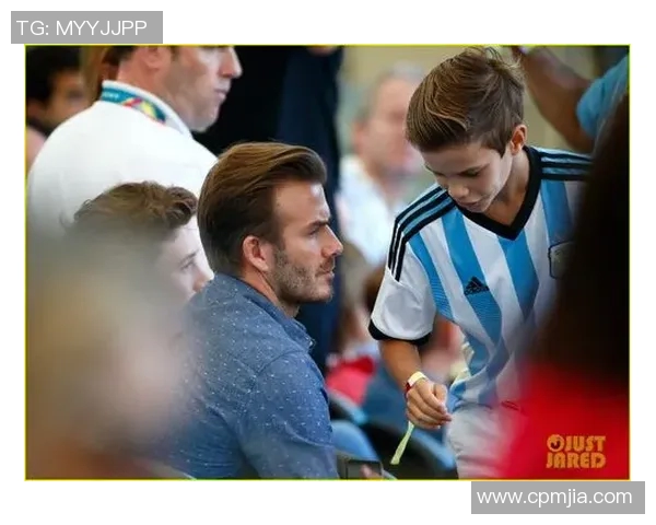 足球明星享受夏日清凉时刻与冰淇淋亲密合影展现轻松一面