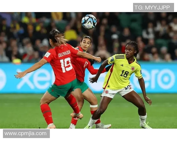 韩国女艺人携手足球明星共谱青春旋律引发热议 韩国女艺人携手足球明星共谱青春旋律引发热议